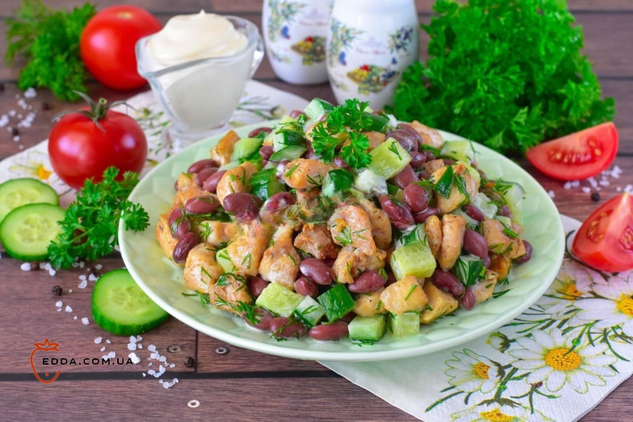 Салат з куркою квасолею та огірками