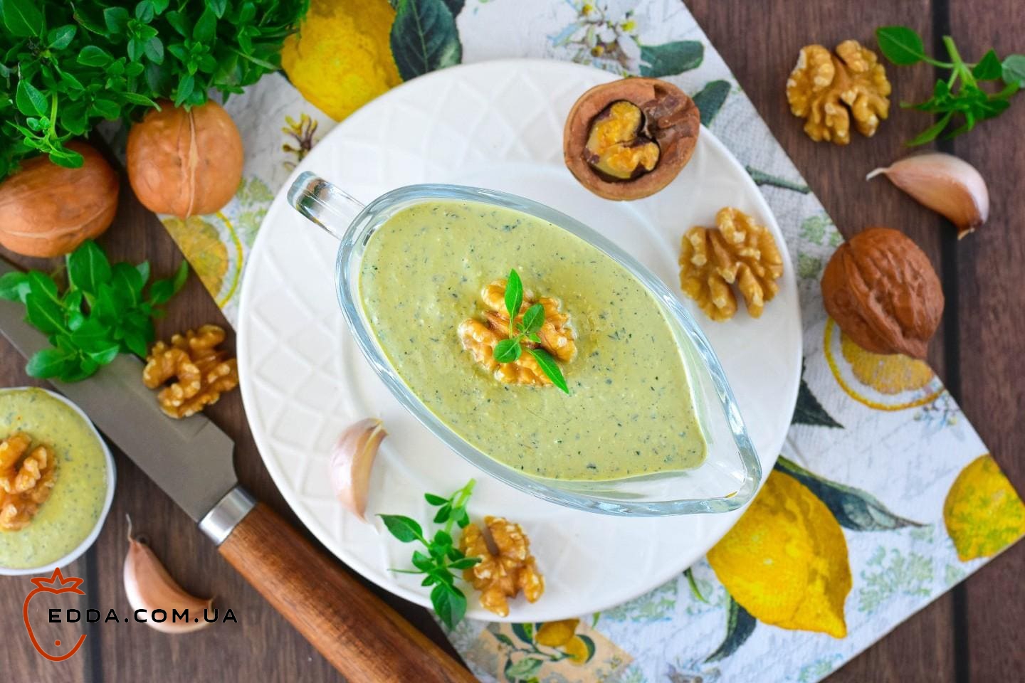 Грузинський соус із грецькими горіхами та часником
