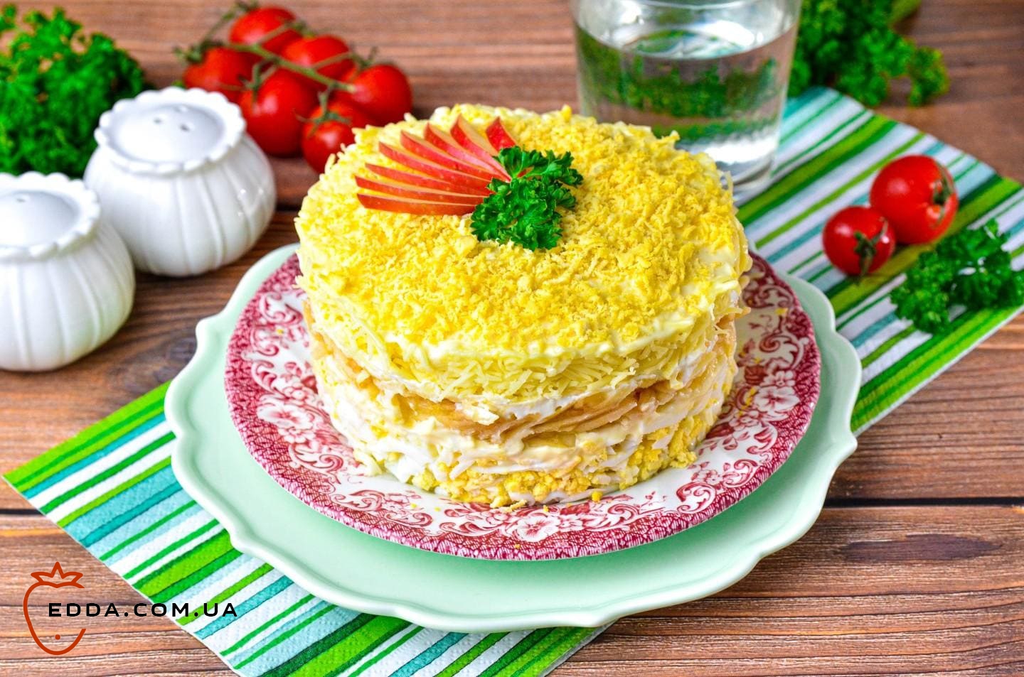 Салат з яблуками сиром та яйцем