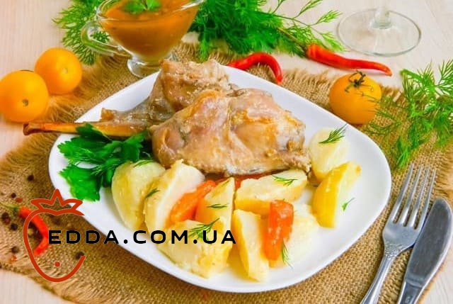 Кролик у духовці з картоплею запечений