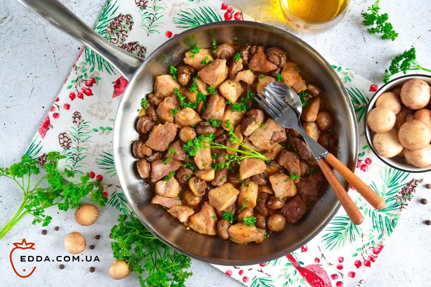 М'ясо з грибами на сковороді