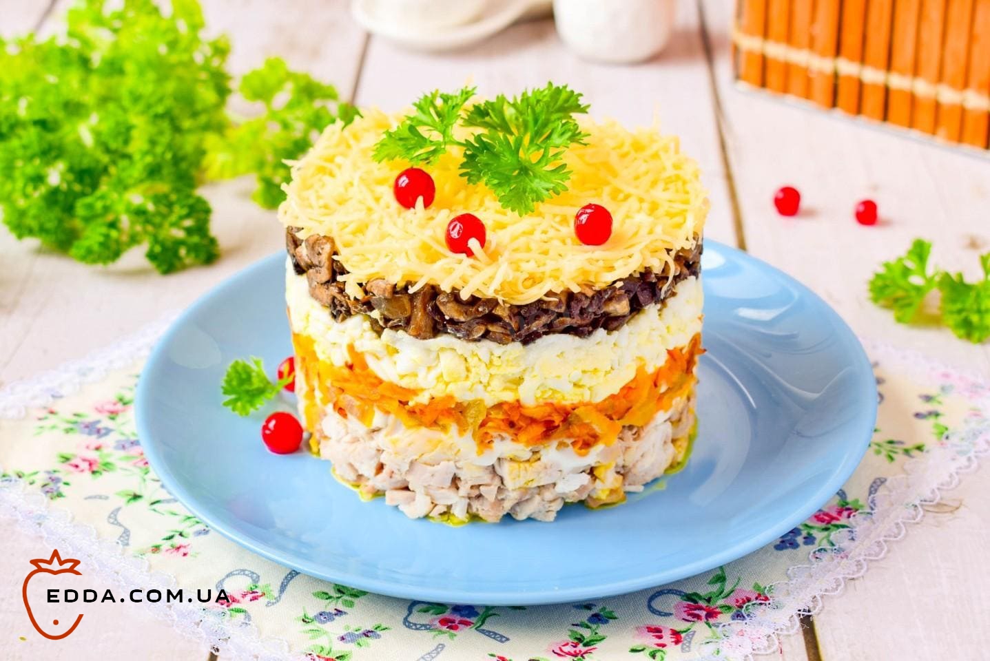 Салат з куркою, грибами, морквою та яйцем