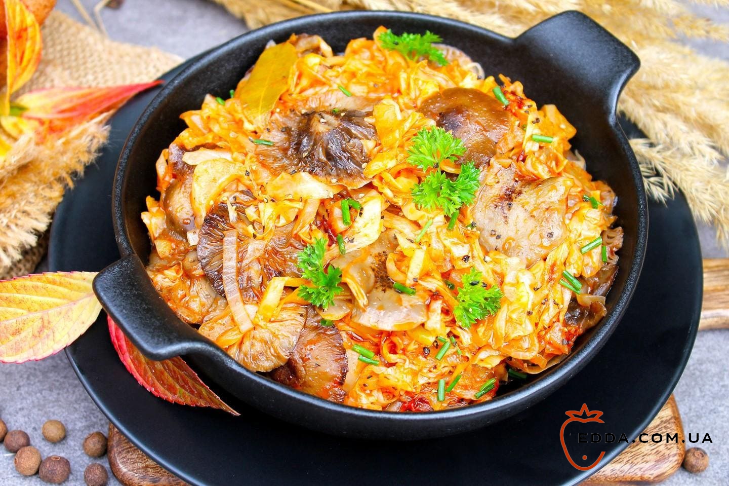 Тушкована капуста з грибами на сковороді