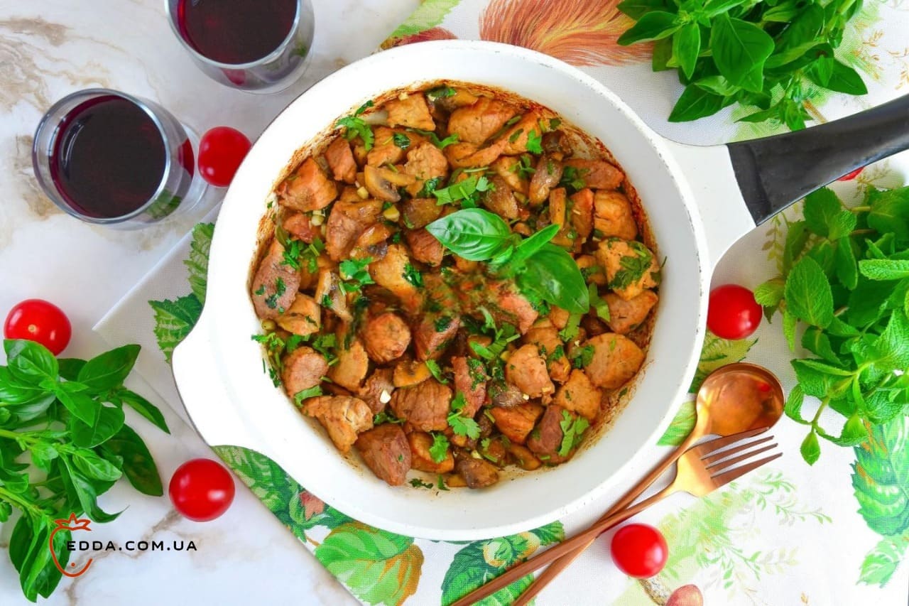 М'ясо з грибами на сковороді смажене