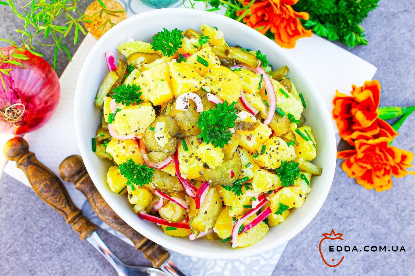 Салат з картоплею та солоними огірками