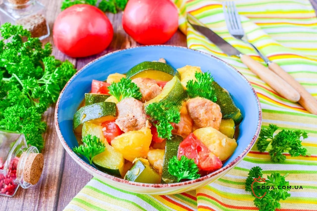 Кабачки з картоплею капустою та м'ясом