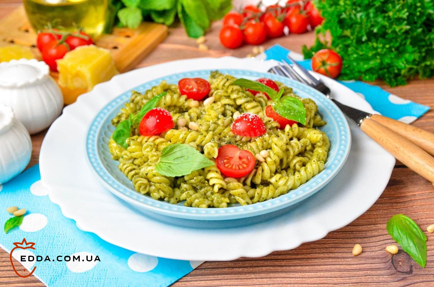 Макарони з соусом песто та сиром