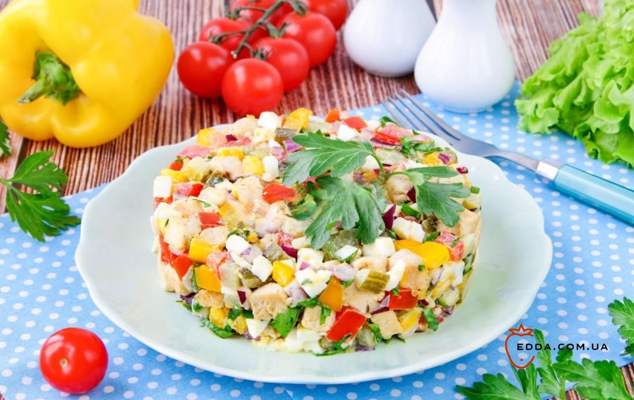 Салат з куркою та маринованими огірками