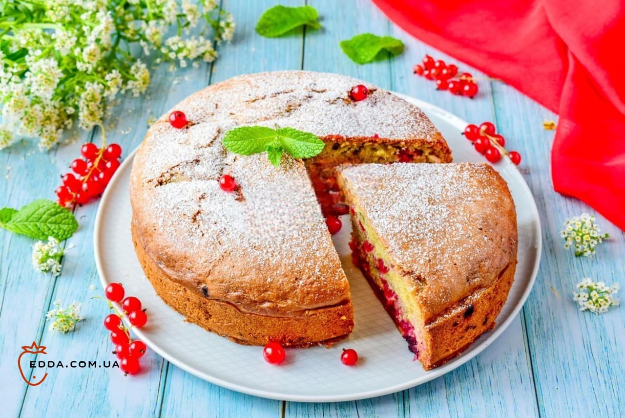 Шарлотка з замороженими ягодами
