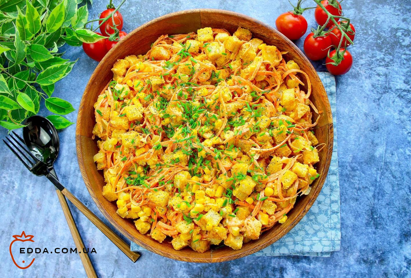 Салат із корейською морквою, сухариками, кукурудзою