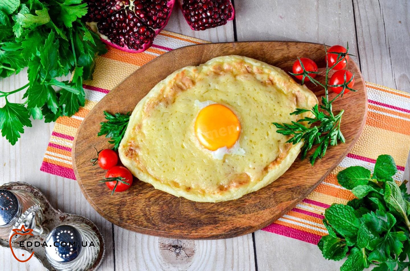 Яскравий хачапурі на сковороді