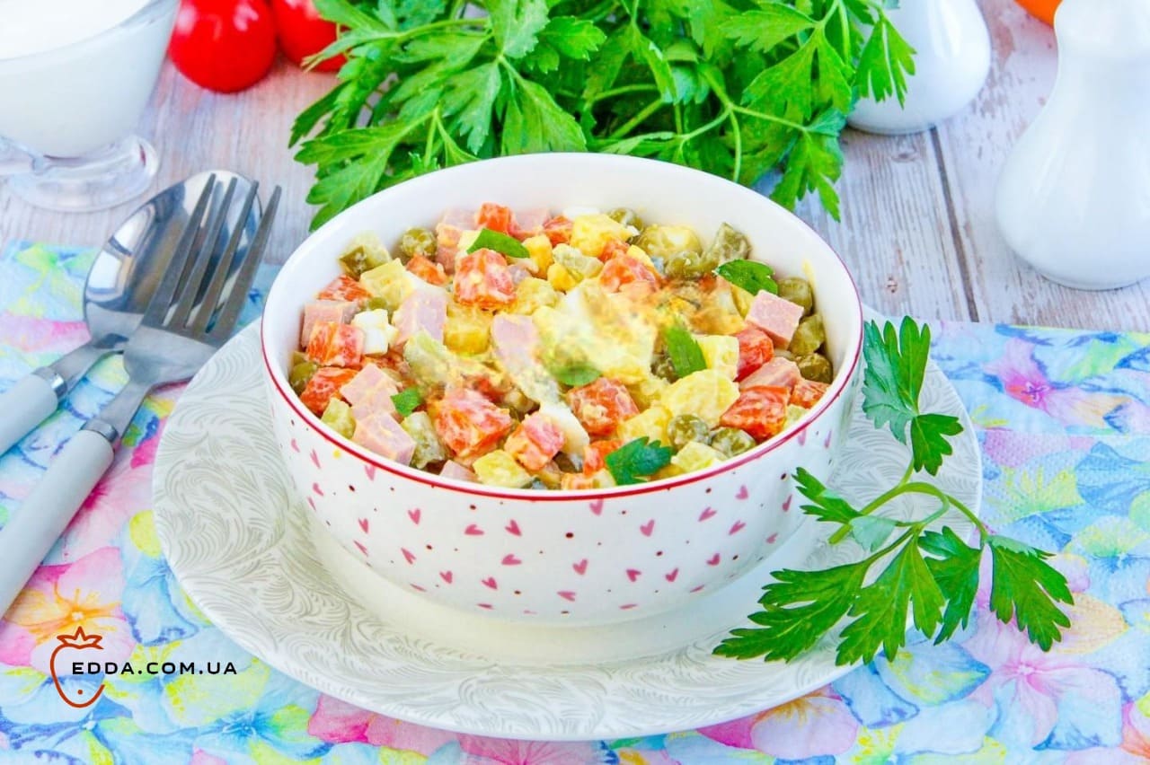 Салат зимовий класичний із ковбасою (олів'є)