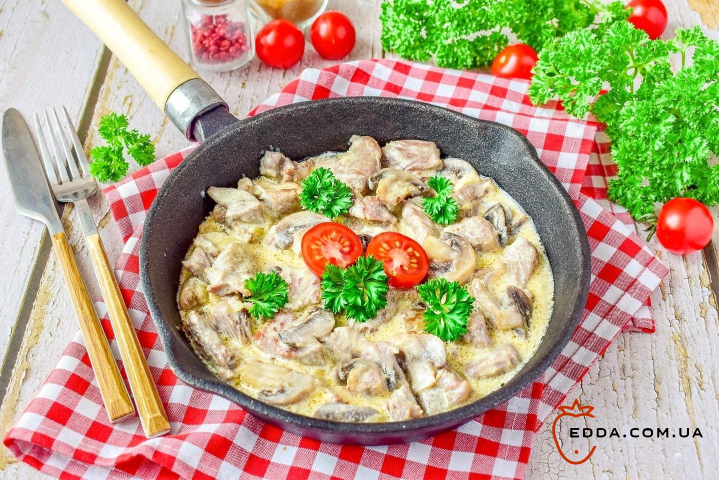 Індичка з печерицями у вершковому соусі на сковороді