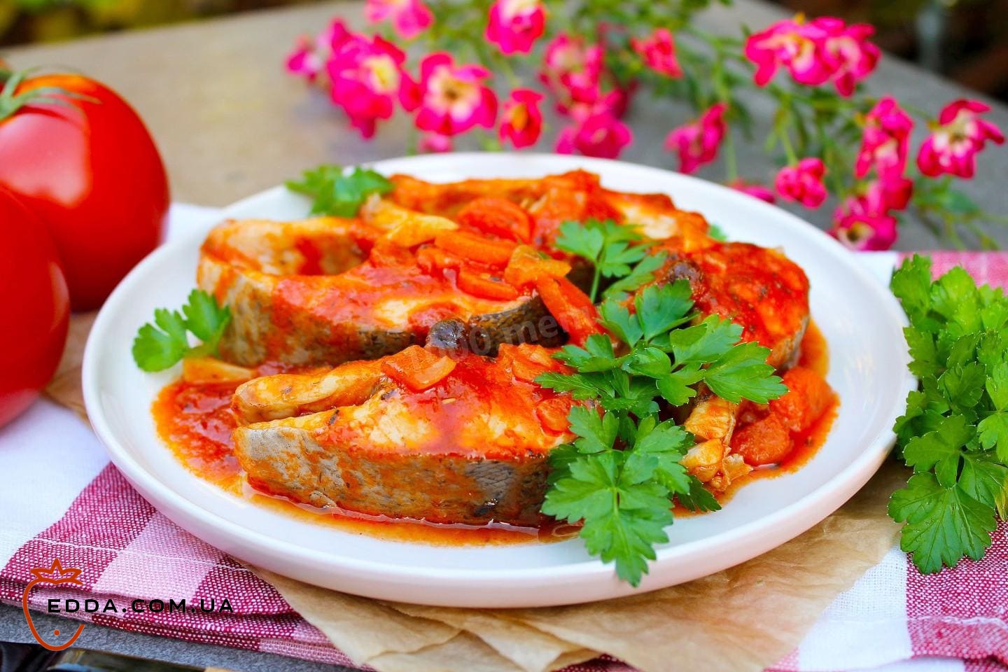 Форель тушкована в томатному соусі на сковороді