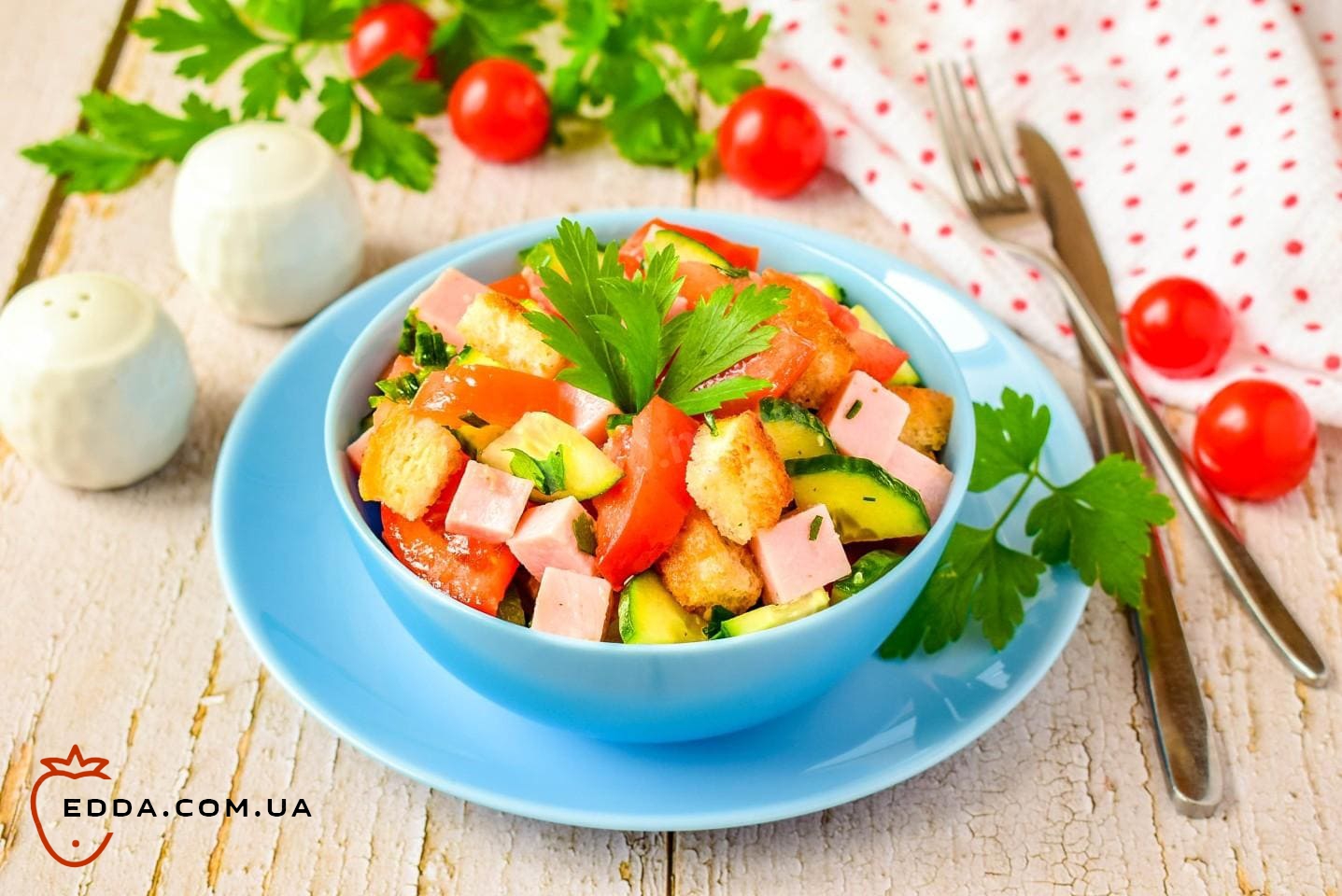 Салат із сухариками, огірками та ковбасою