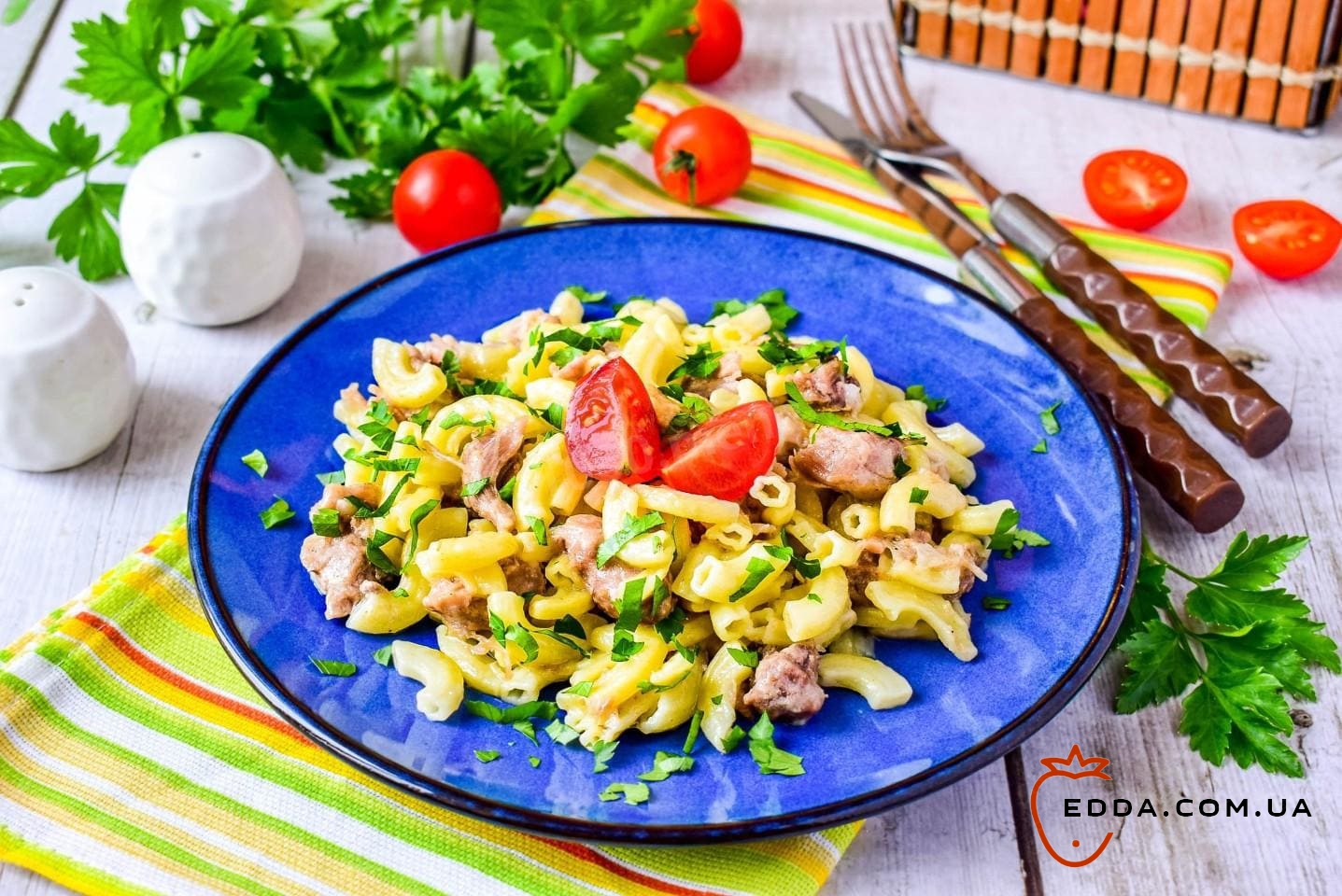 Макарони з тушонкою в каструлі