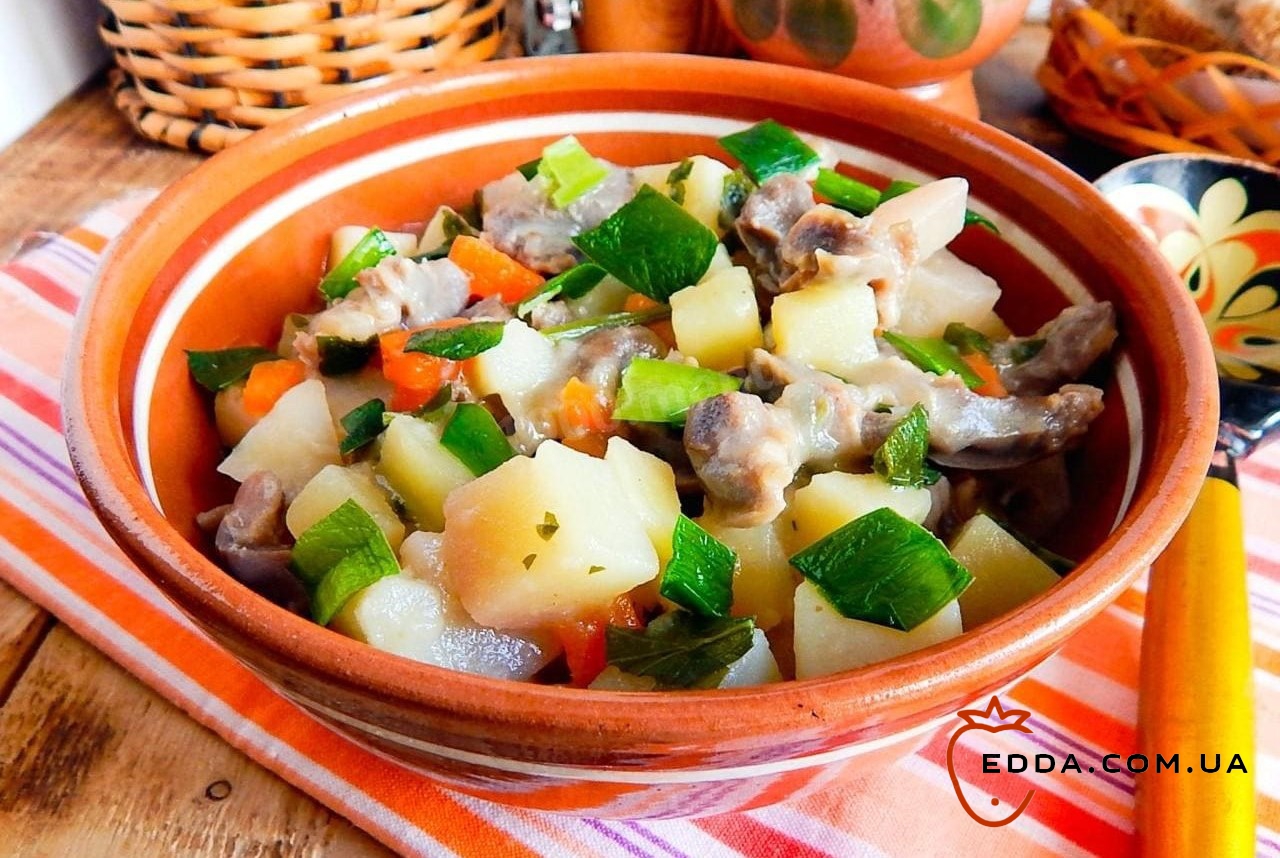 Курячі шлунки з картоплею тушковані