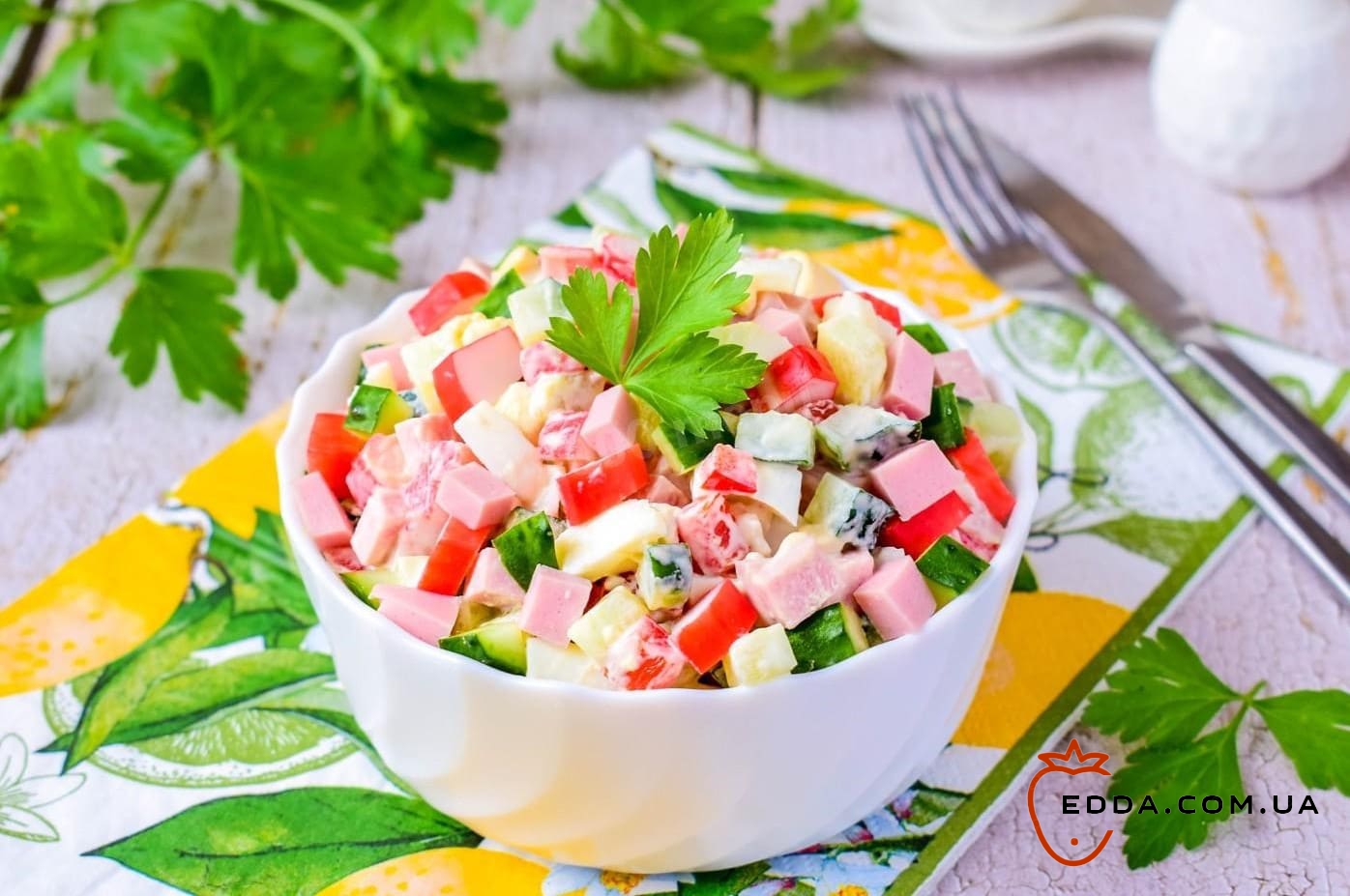 Салат з крабовими паличками та ковбасою