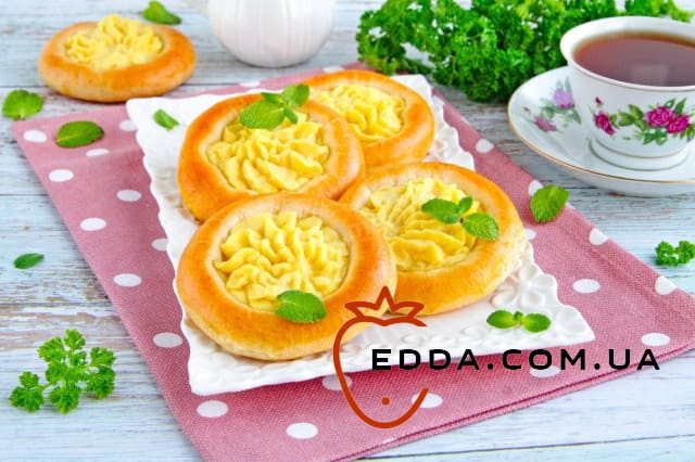 Ватрушки з картоплею в духовці із дріжджового тіста