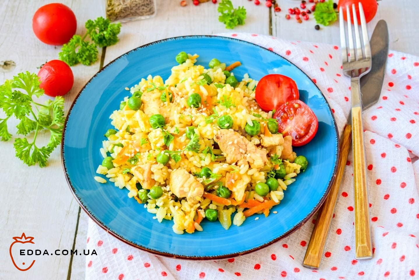 Смажений рис по тайськи з куркою яйцем і овочами