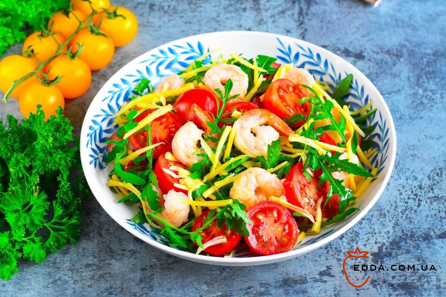 Салат з руколою, помідорами та креветками