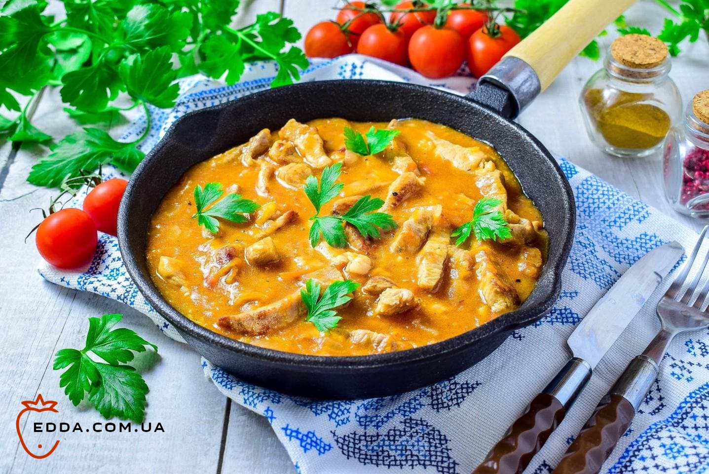 Гуляш з морквою та цибулею зі свинини