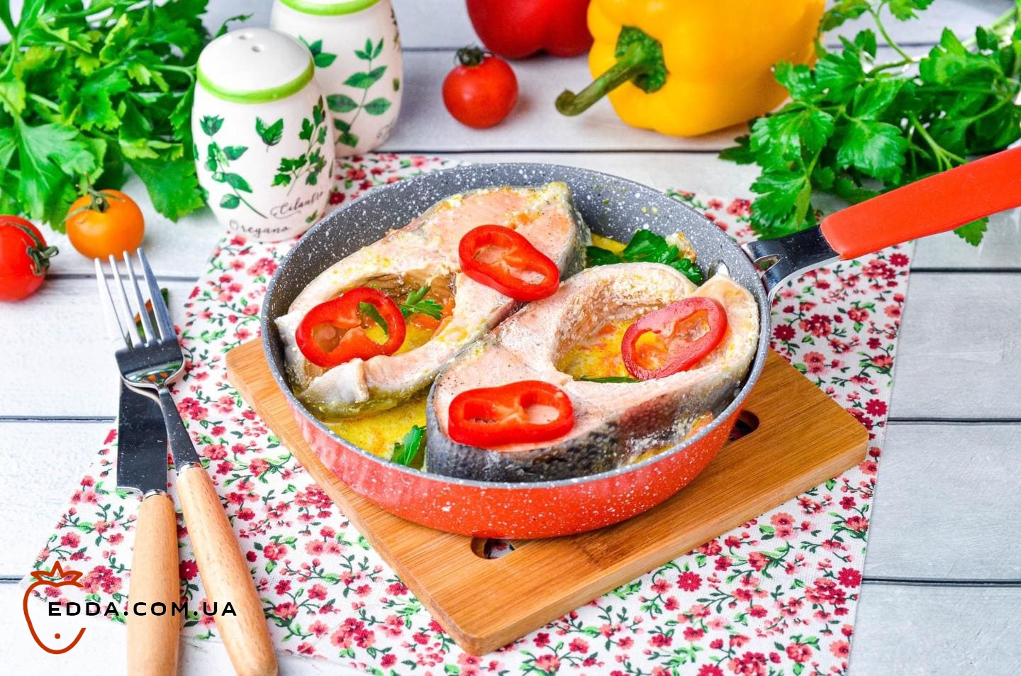 Горбуша тушкована з цибулею та морквою на сковороді