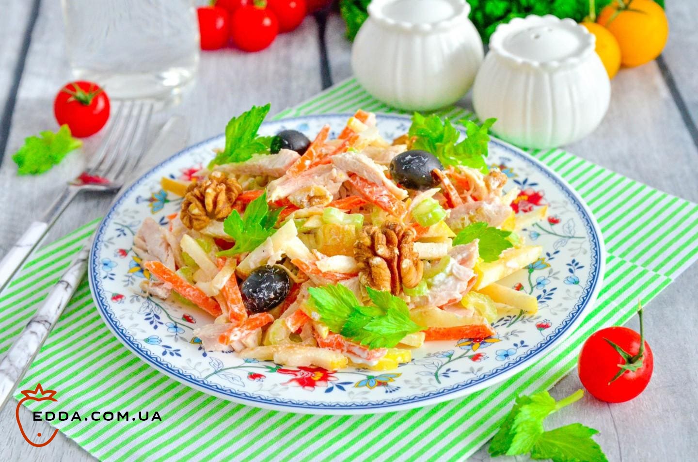 Салат з куркою селерою та яблуком