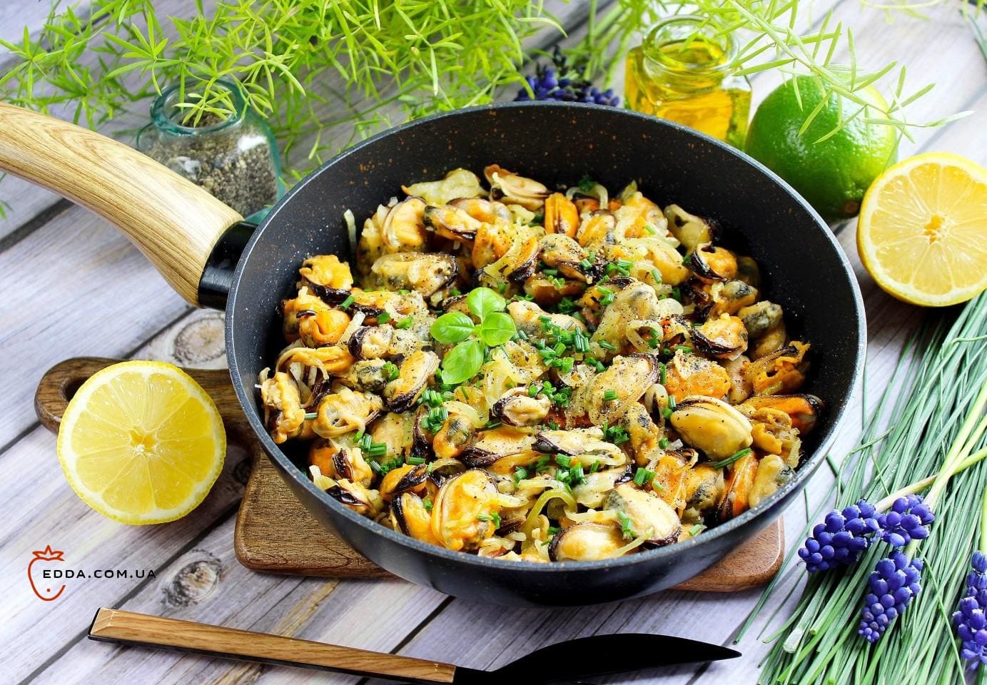 Смажені мідії на сковороді з цибулею