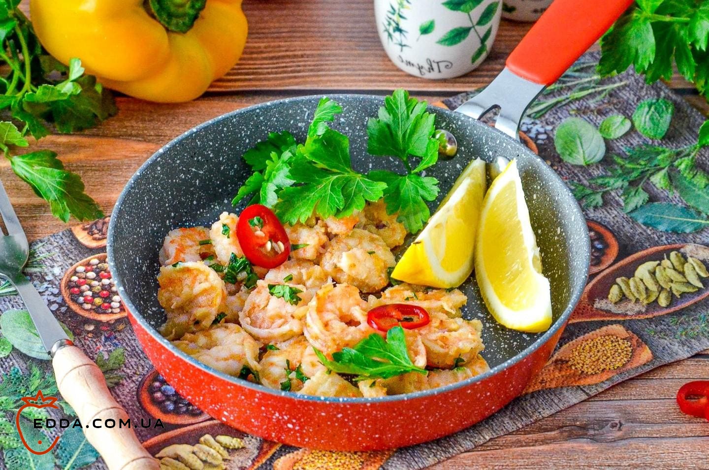 Креветки смажені з часником на сковороді