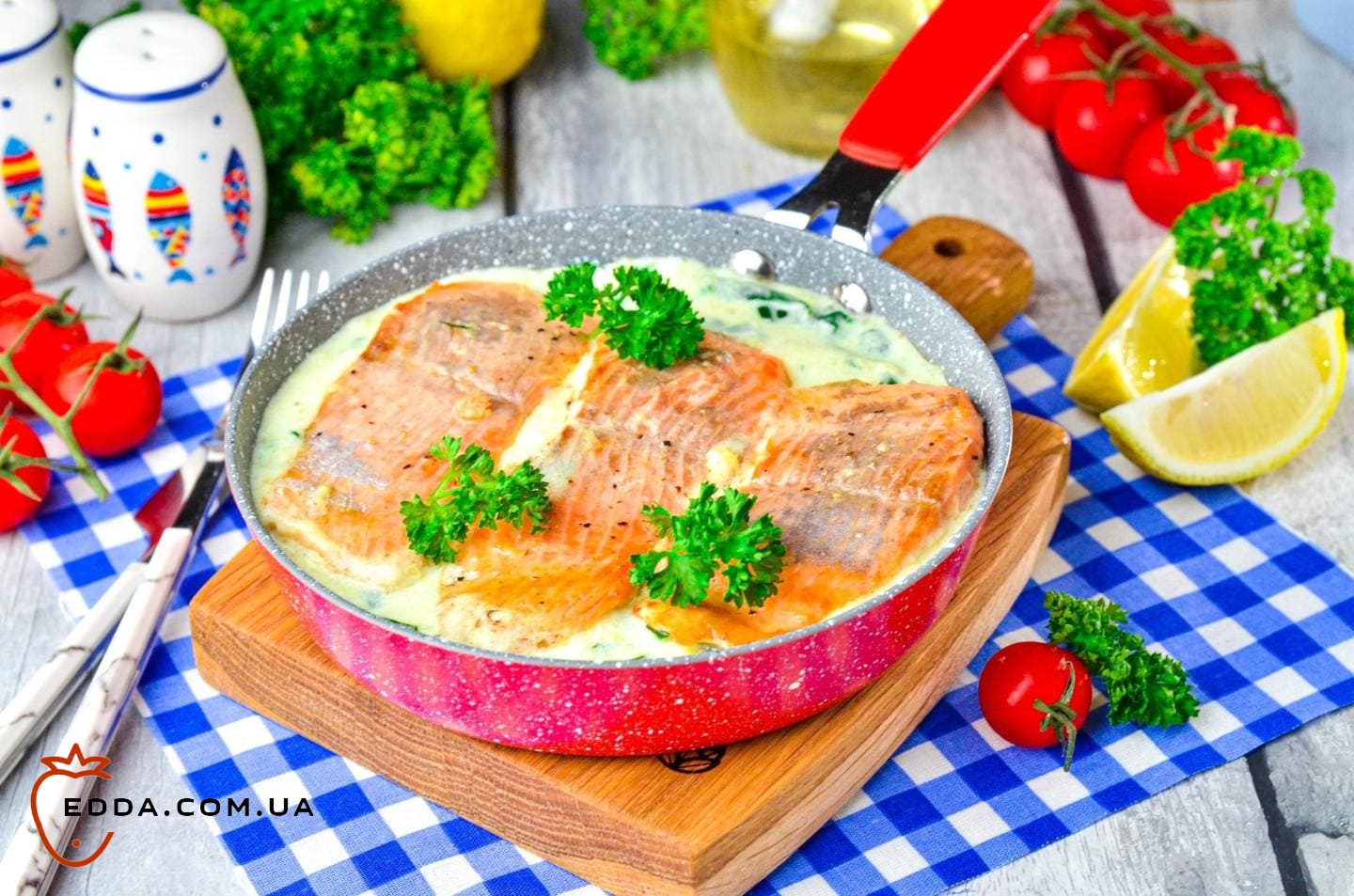 Риба у вершковому соусі на сковороді