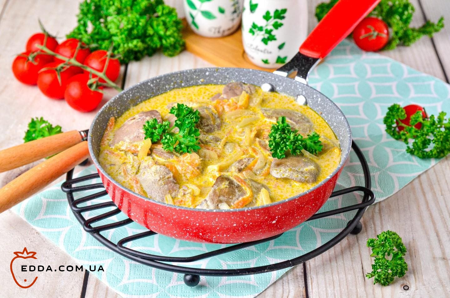 Куряча печінка, тушкована з цибулею та морквою у сметані