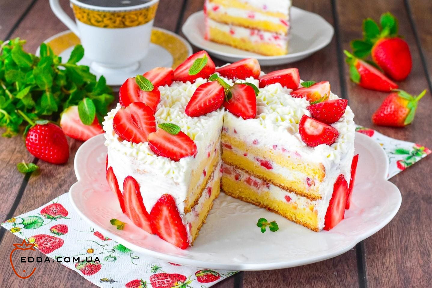 Бісквітний торт з полуницею