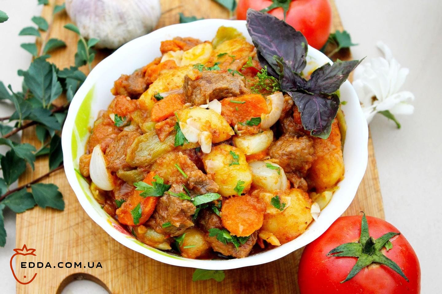 Яловичина з картоплею в казані на вогнищі