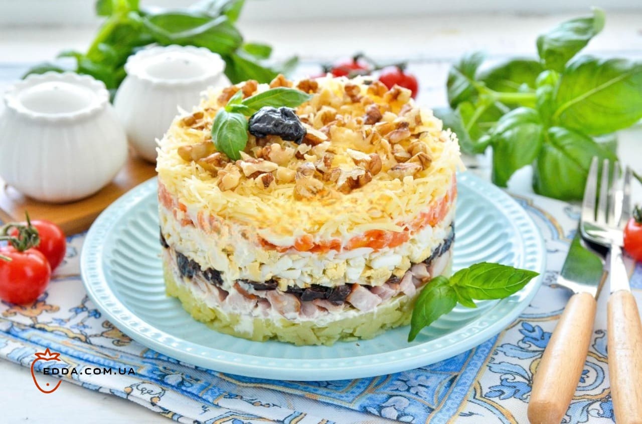 Салат з копченою куркою та чорносливом