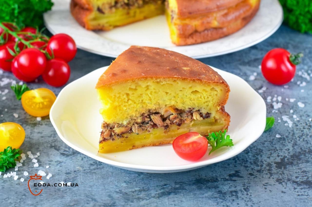Заливний пиріг із сайрою на кефірі з картоплею