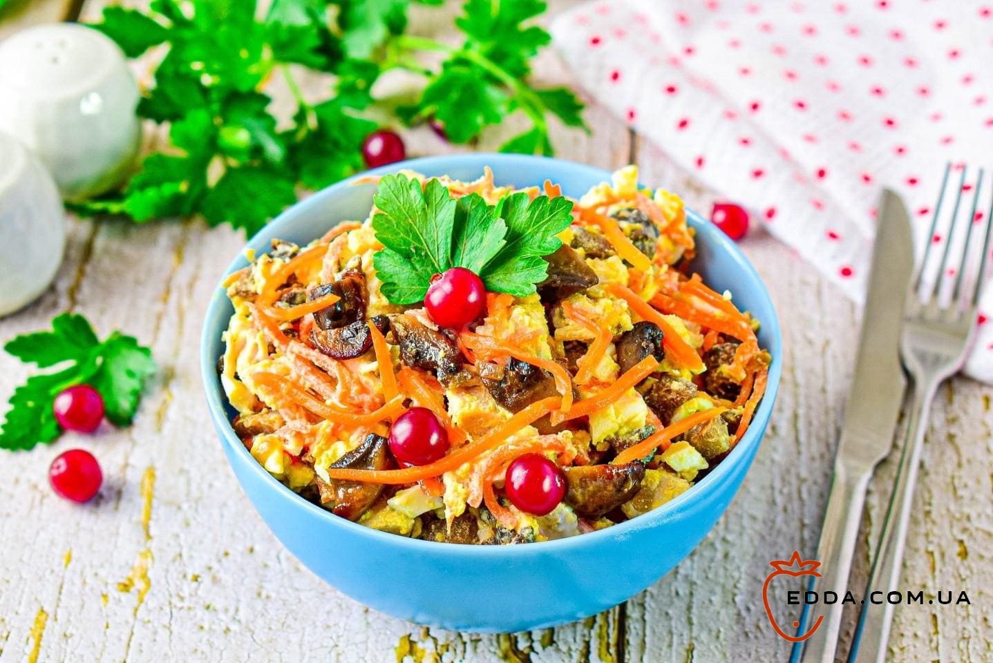 Салат із куркою, корейською морквою та грибами