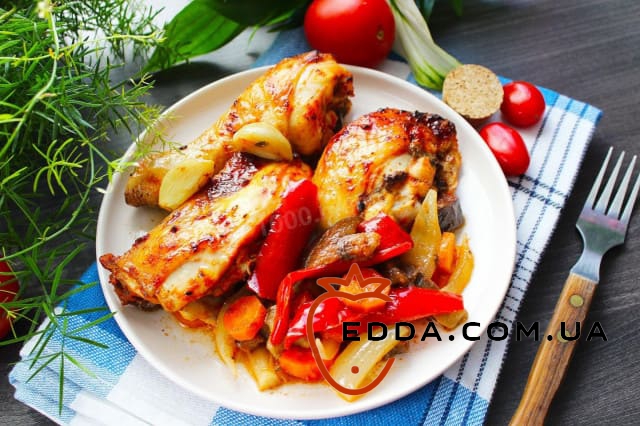 Курячі стегенця з овочами в духовці