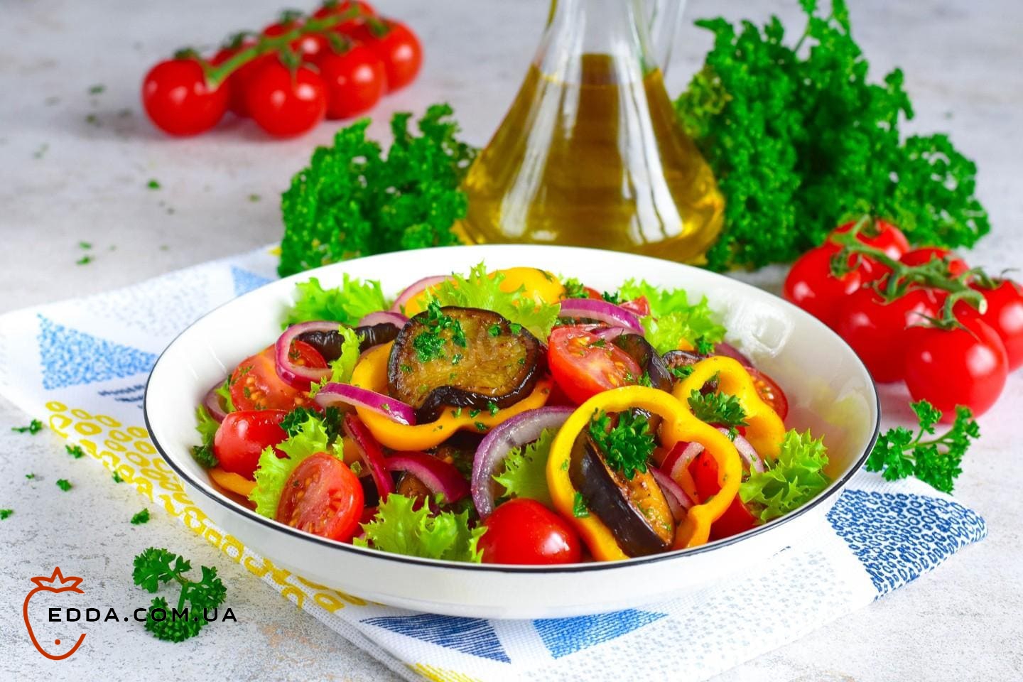 Теплий салат із баклажанами, болгарським перцем і помідорами