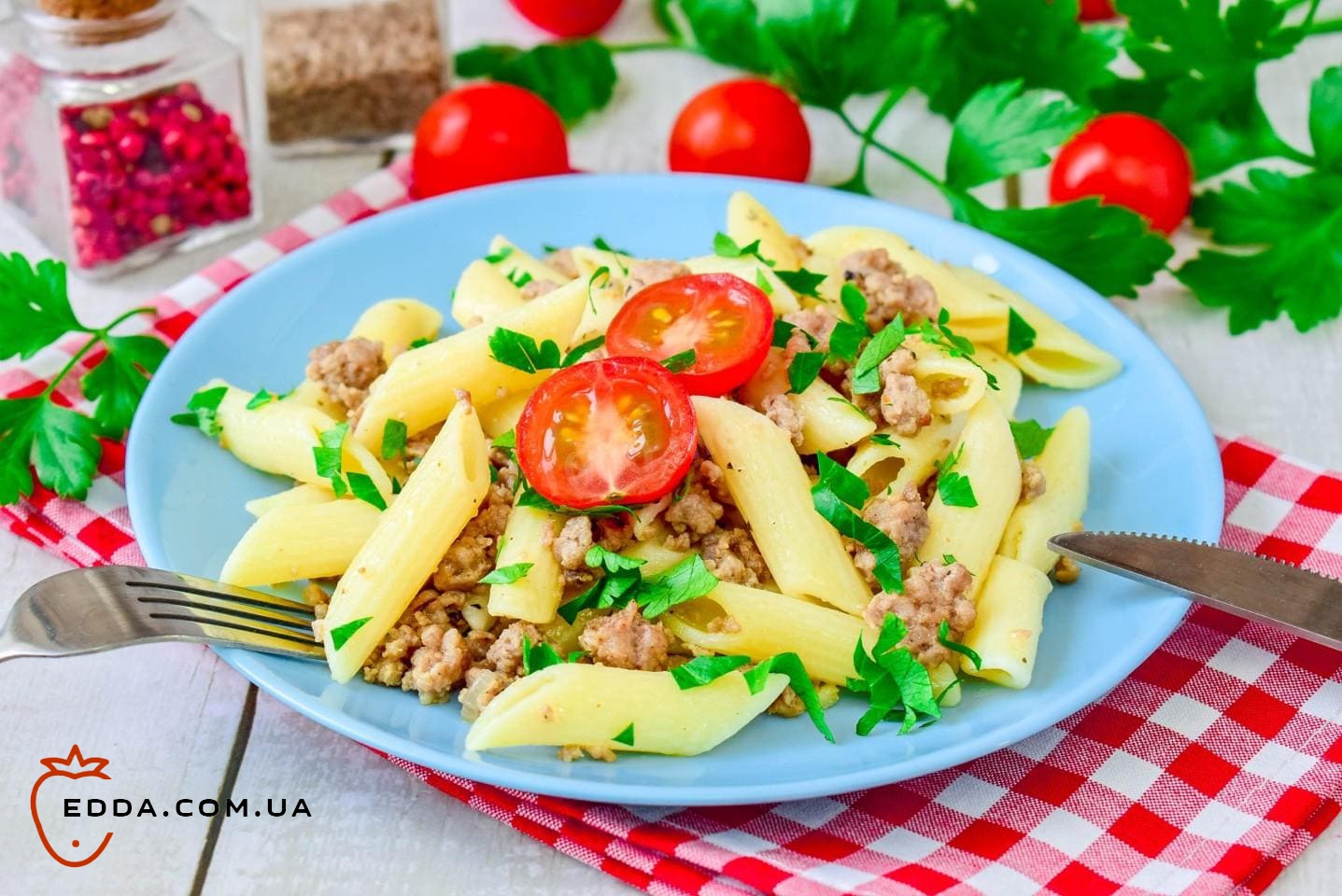 Макарони по флотськи з фаршем на сковороді