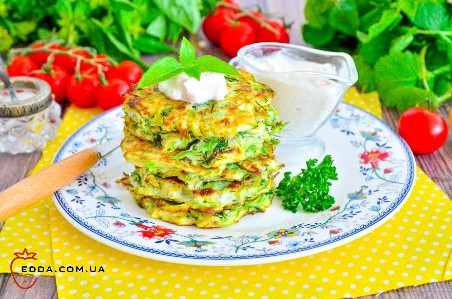 Оладки з кабачків на сковороді з яйцем