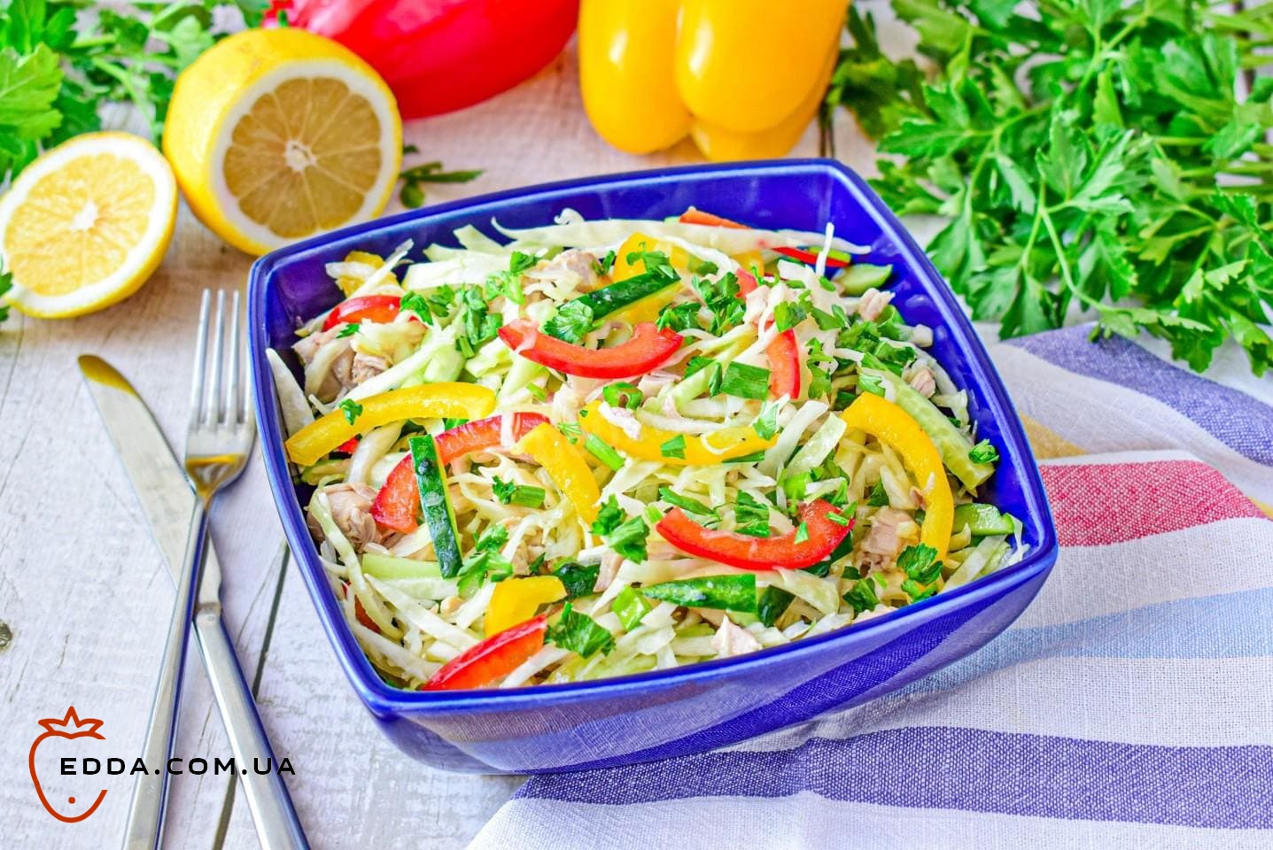 Салат з капустою та курячою грудкою