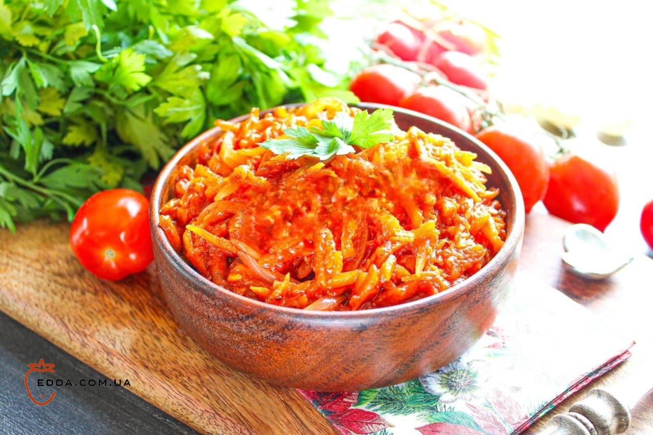 Цибуля з томатною пастою та морквою на сковороді