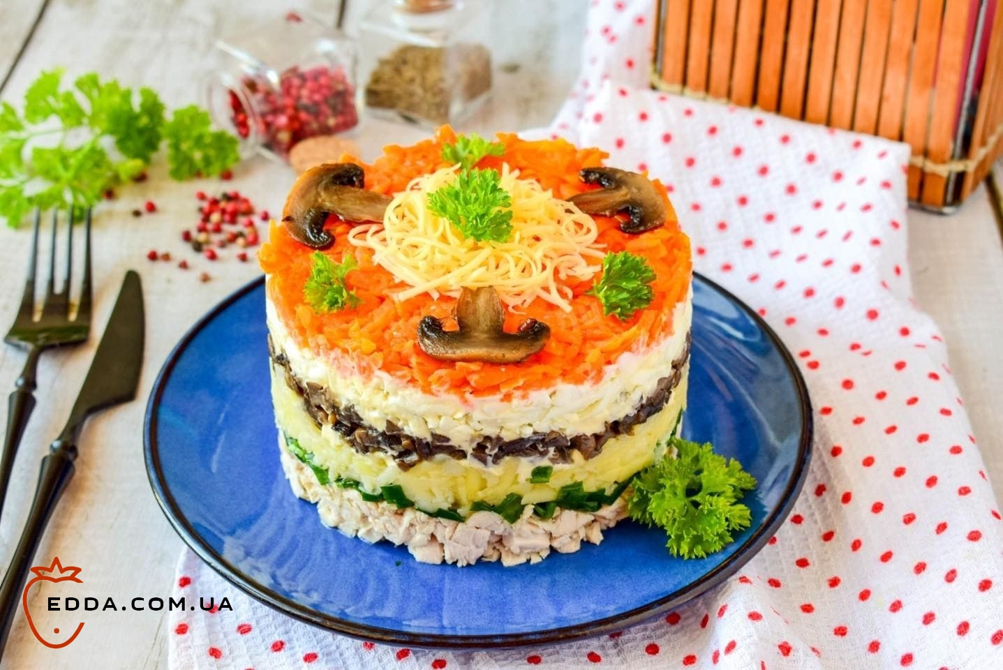 Багатошаровий салат з куркою та грибами
