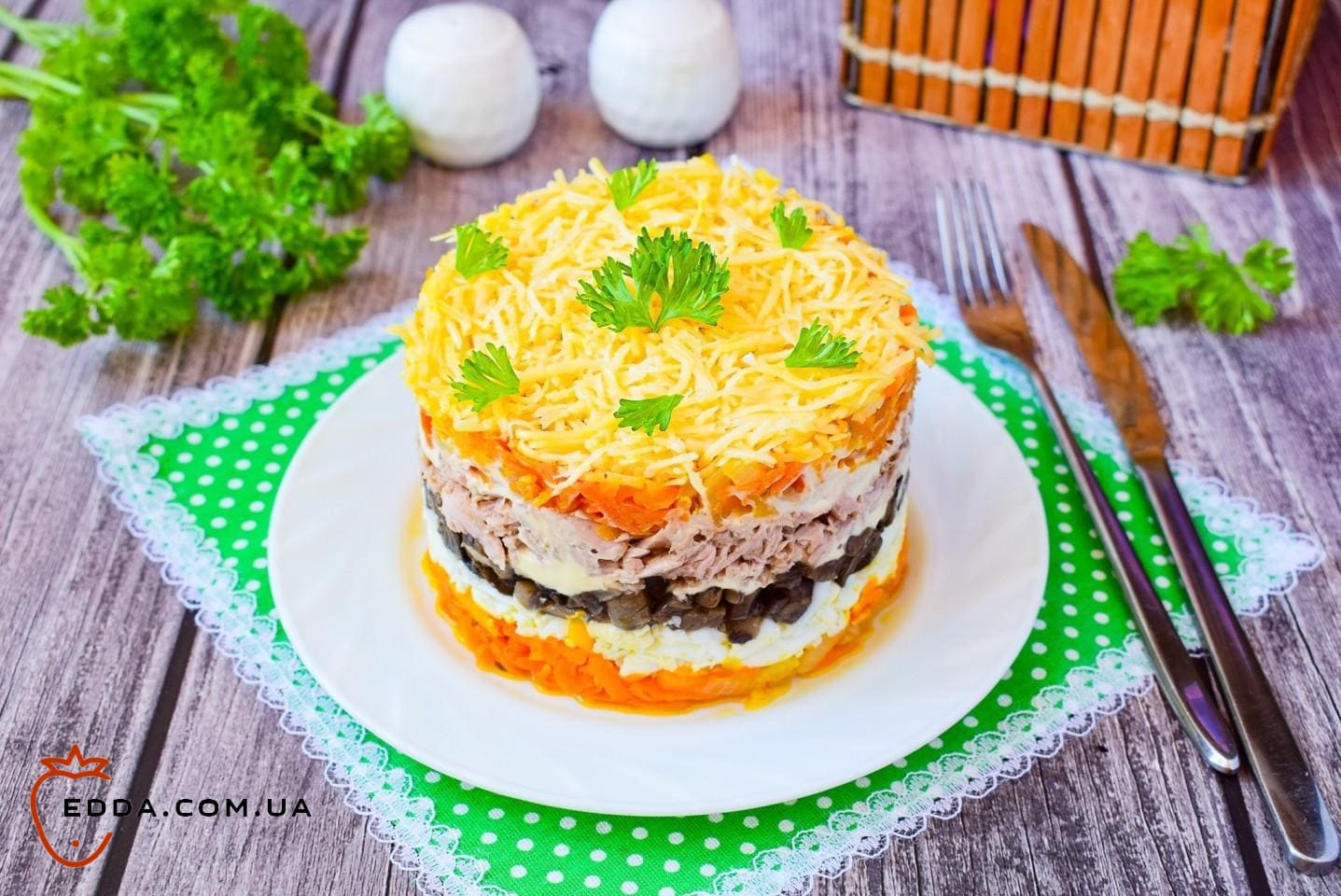 Салат з консервованим тунцем, сиром і яйцем