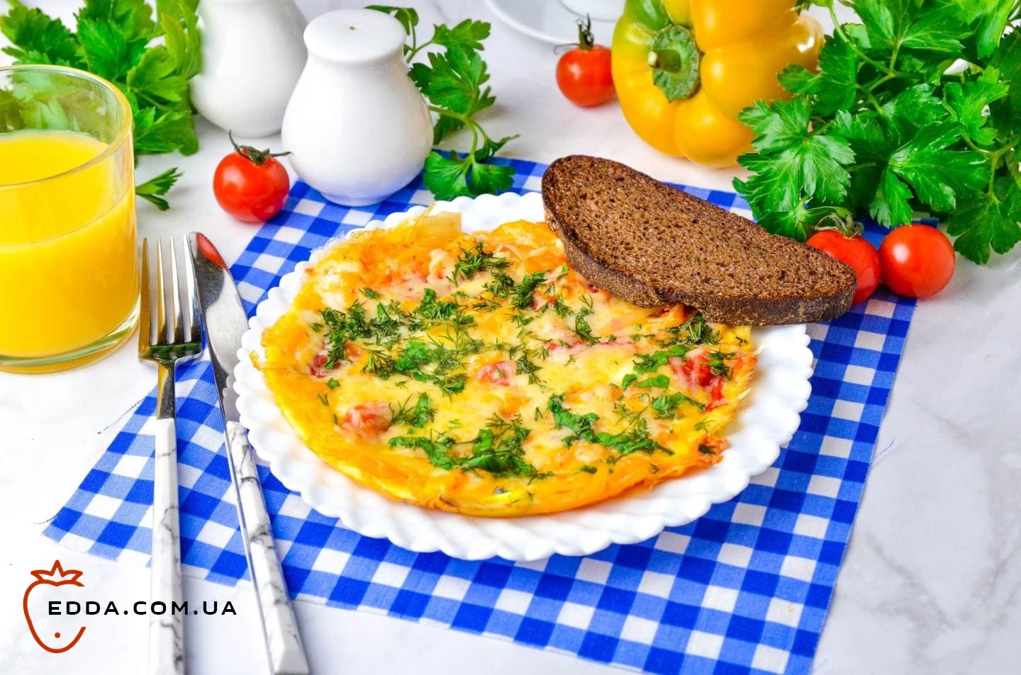 Помідори з сиром цибулею та яйцем