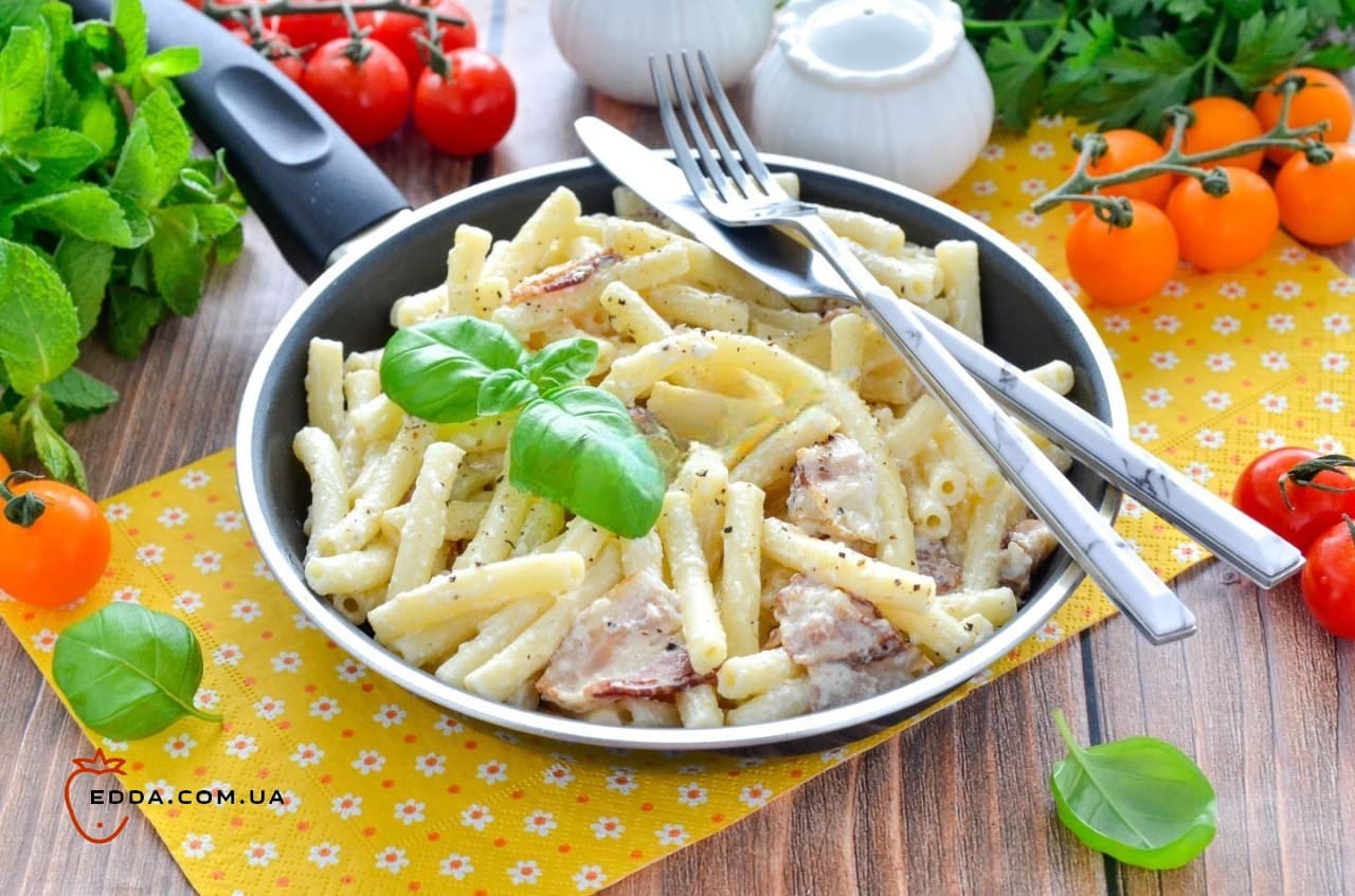 Макарони з беконом вершками та сиром