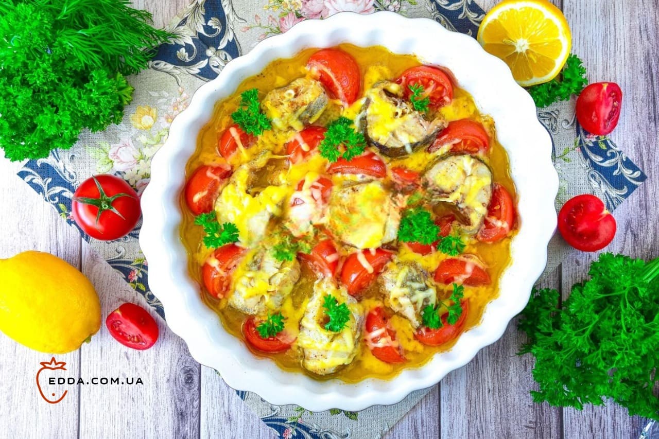 Мінтай з помідорами та сиром у духовці