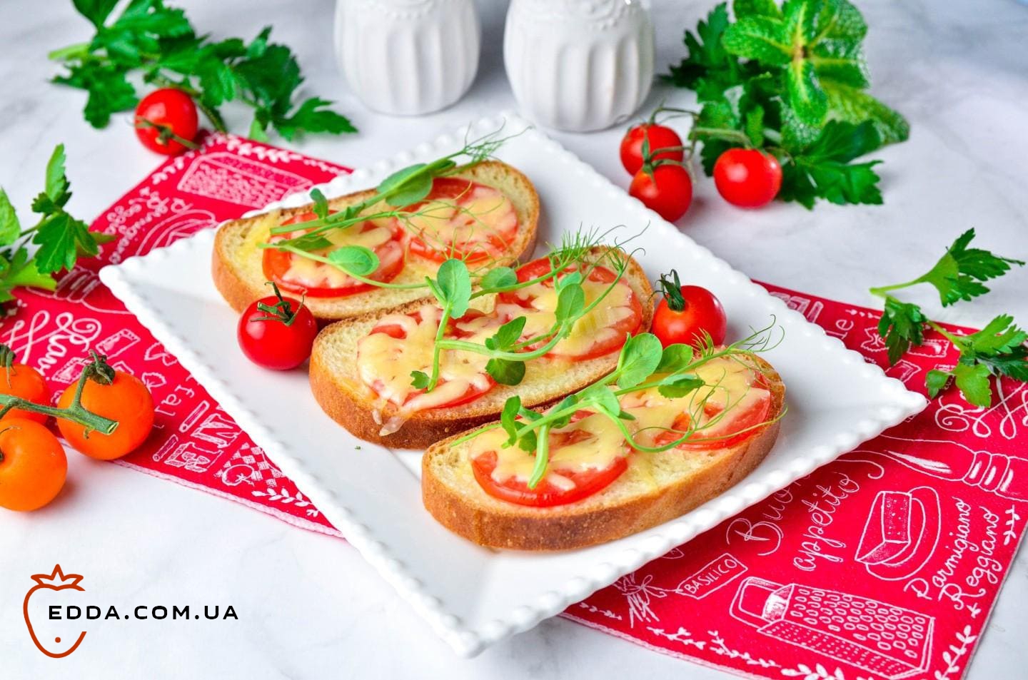 Бутерброд з помідором та сиром у духовці