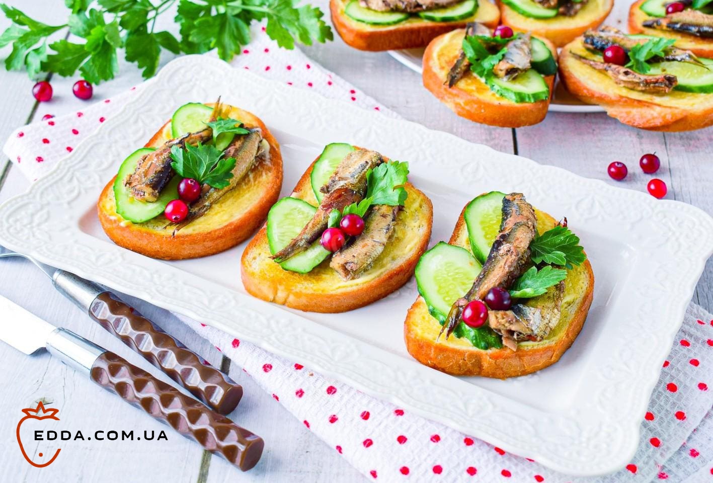 Бутерброди зі шпротами майонезом та огірком
